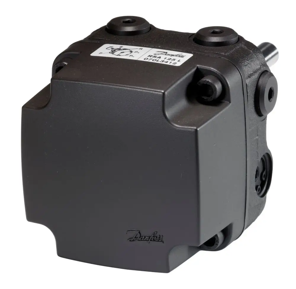Schwarze Ölbrennerpumpe mit verschiedenen Anschlüssen und Herstellerlabel von Danfoss. Die Oberseite ist glatt, die Seiten zeigen Anschlussmöglichkeiten.